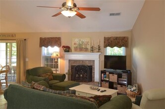 325 Silverthorn Dr in Marietta, GA - Foto de edificio - Building Photo