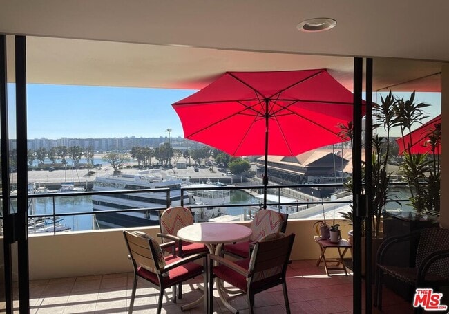 4267 Marina City Dr in Marina Del Rey, CA - Foto de edificio - Building Photo