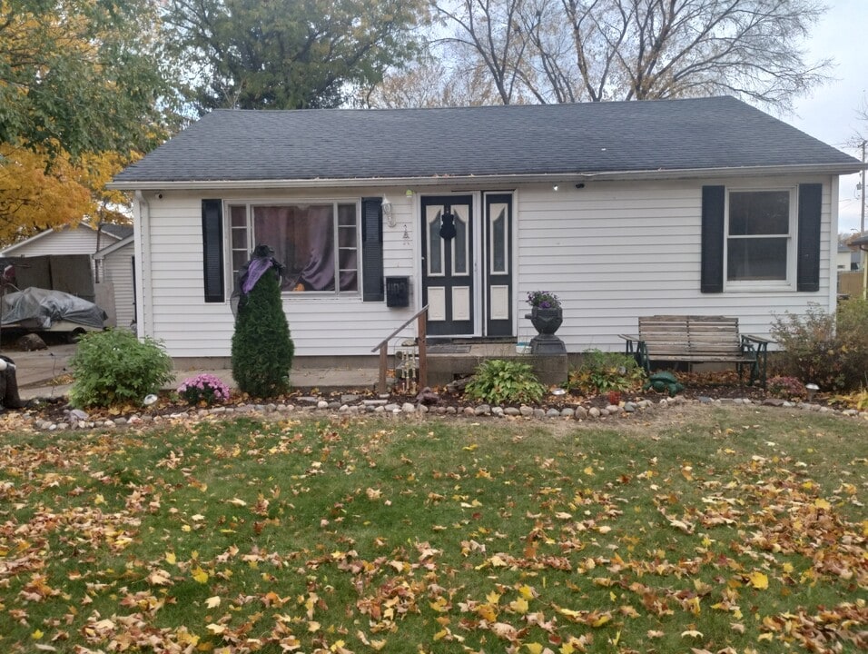 409 Johnson St in Charlotte, MI - Building Photo