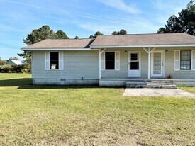 146 Daisy Adams Rd in Cochran, GA - Building Photo