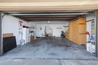 17601 Newland St in Huntington Beach, CA - Foto de edificio - Building Photo