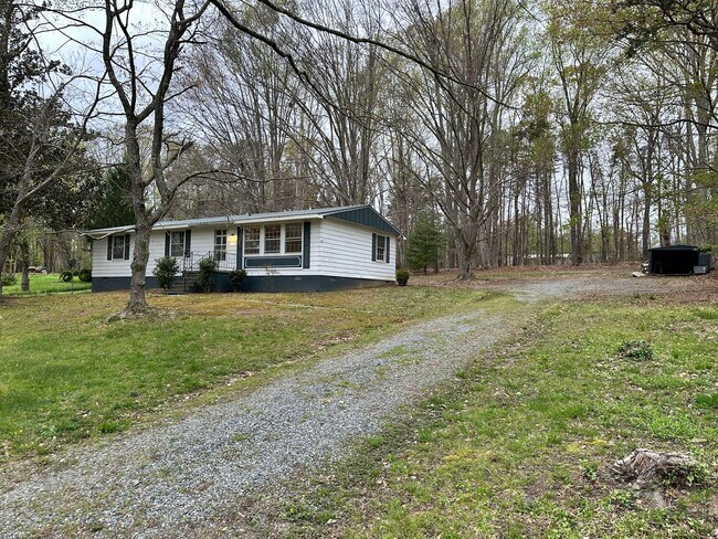 272 Watkins Dr in Charlotte Court House, VA - Building Photo - Building Photo