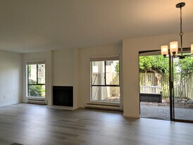 10306 NE 16th St, Unit P5 in Bellevue, WA - Building Photo