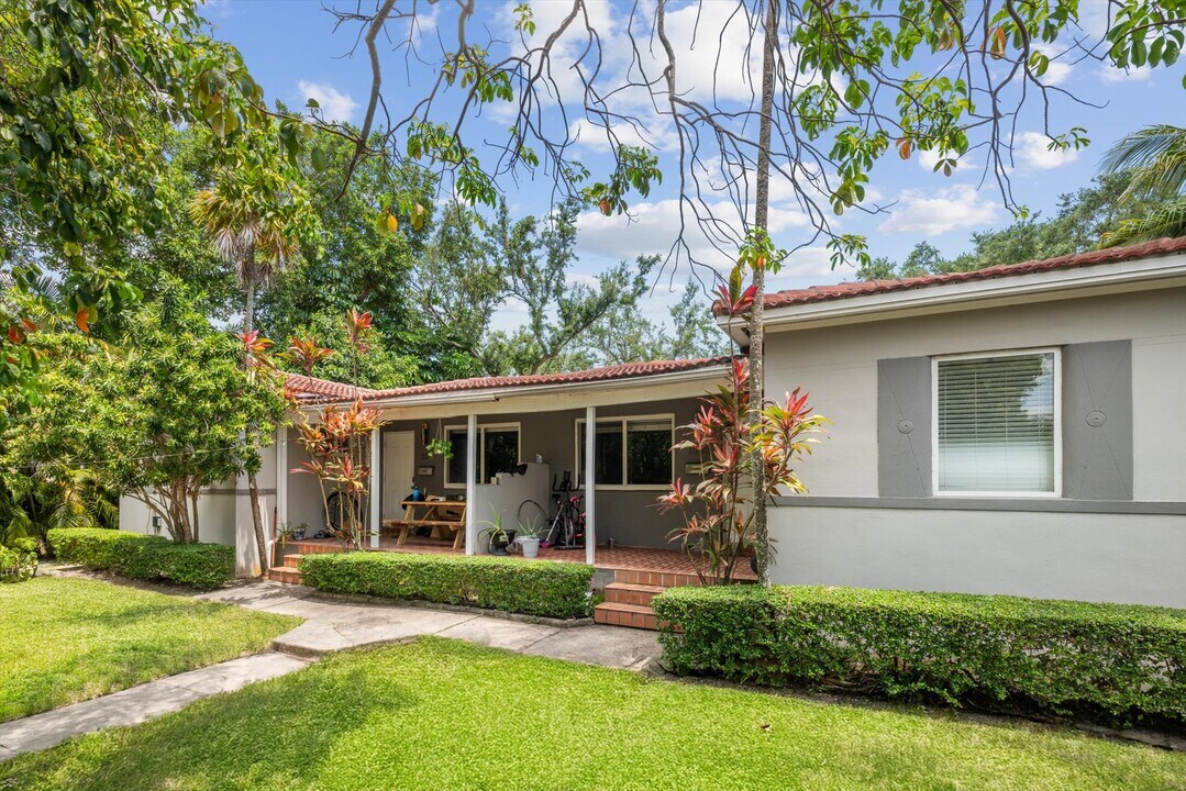 11105 NE 9th Ave in Biscayne Park, FL - Building Photo