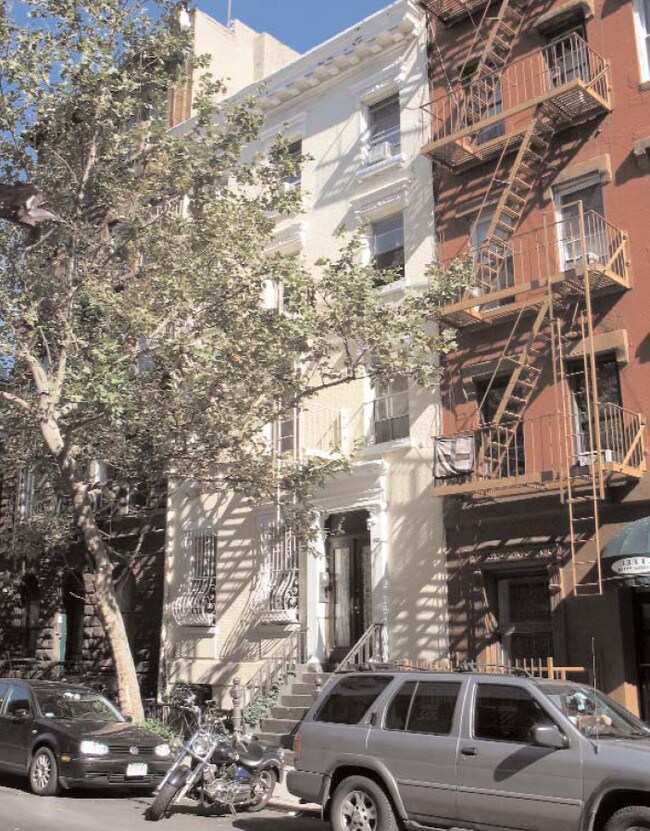 331 E 6th St in New York, NY - Building Photo - Building Photo