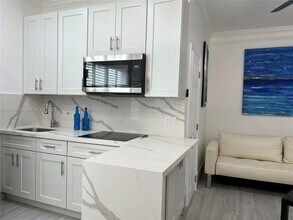 3710 Collins Ave in Miami, FL - Foto de edificio - Building Photo