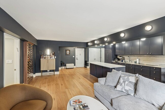 100 W 57th St in New York, NY - Building Photo - Building Photo