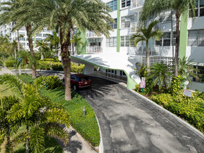 Bayview Towers in North Miami, FL - Building Photo - Building Photo