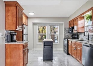 302 SE Flagstone Dr in Lee's Summit, MO - Building Photo - Building Photo