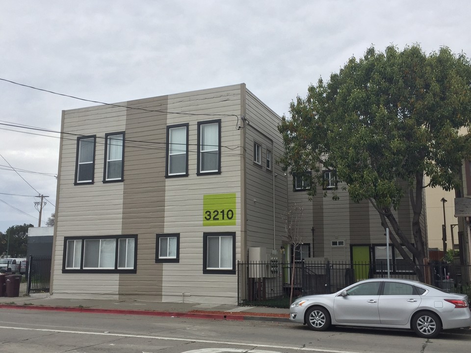 3208-3214 San Leandro St in Oakland, CA - Building Photo