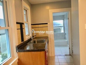 62 Woods Ave, Unit 2 in Somerville, MA - Foto de edificio - Building Photo