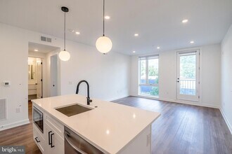 5904 Germantown Ave, Unit 202 in Philadelphia, PA - Foto de edificio - Building Photo