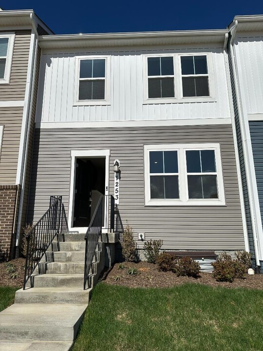 1253 Cedar Vly Rd in Ranson, WV - Building Photo