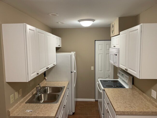 605 N Wolf Rd photo'