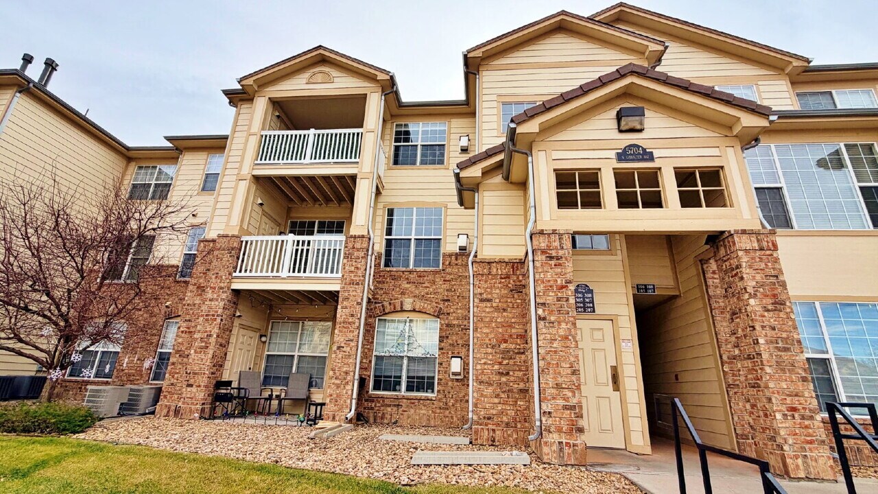 5704 N Gibralter Way in Aurora, CO - Building Photo