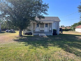 507 Harrison Ln in Wharton, TX - Building Photo