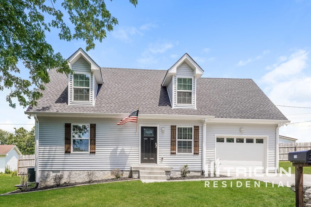 110 West Dr in White House, TN - Building Photo
