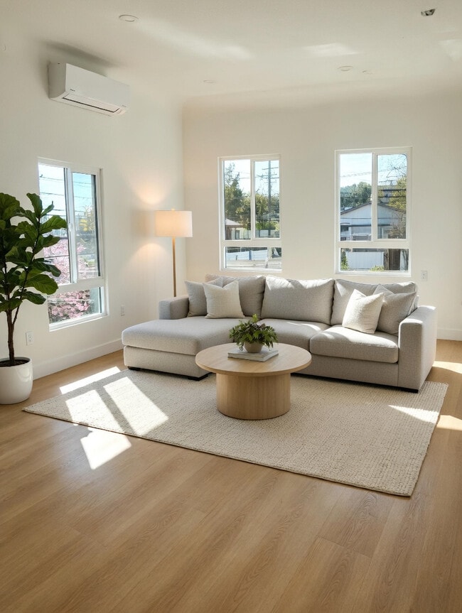 8957 Hargis St in Los Angeles, CA - Foto de edificio - Building Photo