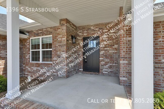 1396 S Strasbourg Ave in Springfield, MO - Foto de edificio - Building Photo