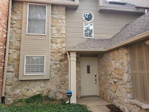 100 Grn Mdws Rd in Columbia, MO - Foto de edificio - Building Photo