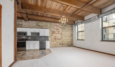 940 Monroe Ave NW in Grand Rapids, MI - Building Photo - Building Photo