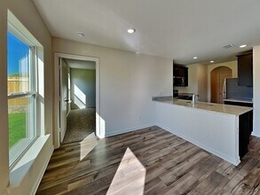 160 Cactus Crk Trl in Newark, TX - Foto de edificio - Building Photo