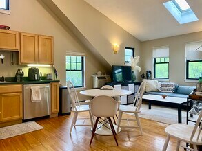 241 River St, Unit 10 in Cambridge, MA - Foto de edificio - Building Photo