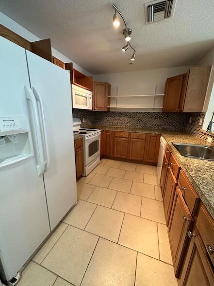 1203 Town Center Dr in Jupiter, FL - Foto de edificio - Building Photo