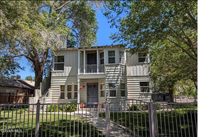 205 W Lancaster Blvd