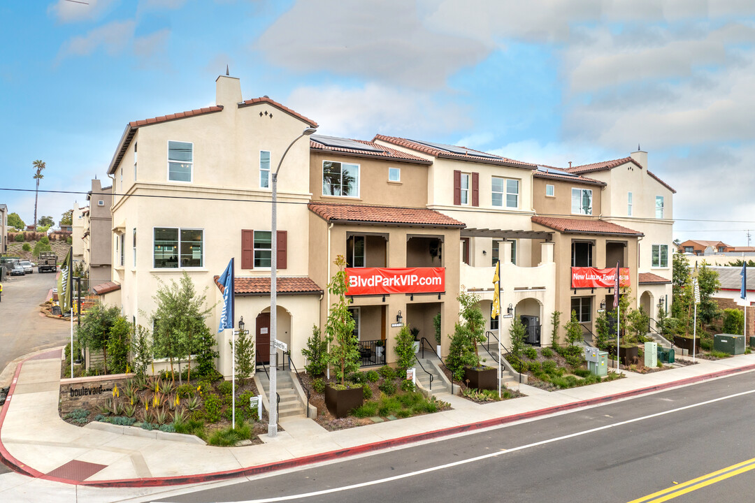 Boulevard Park in Escondido, CA - Foto de edificio