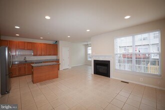 20840 Miranda Falls Square in Sterling, VA - Building Photo - Building Photo