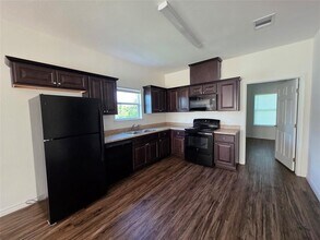 6326 Red Oak Dr in Hitchcock, TX - Building Photo - Building Photo