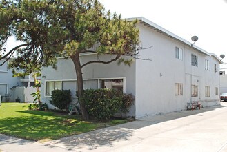 795 Shalimar Dr in Costa Mesa, CA - Foto de edificio - Building Photo