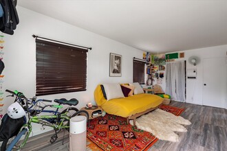 1423 N Hollywood Way in Burbank, CA - Building Photo - Interior Photo