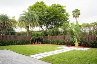 10996 NW 58th Terrace in Doral, FL - Building Photo - Building Photo