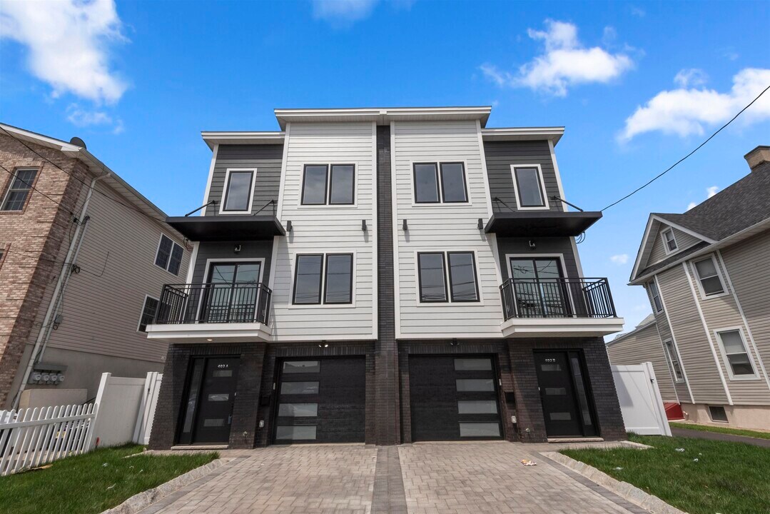 403 Maple St in Kearny, NJ - Building Photo