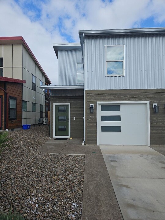 312 Everett Way in Talent, OR - Building Photo