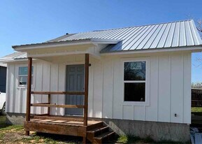 1406 Blair St in Gonzales, TX - Building Photo