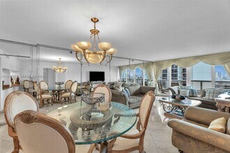 1717 N Bayshore Dr in Miami, FL - Building Photo - Building Photo