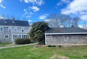 275 McCorrie Ln in Portsmouth, RI - Building Photo