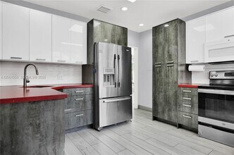 820 W 43rd Ct in Miami Beach, FL - Building Photo - Building Photo