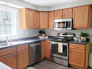 13 Aldrich St in Litchfield, NH - Foto de edificio - Building Photo