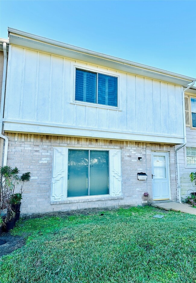 property at 8462 Leawood Blvd