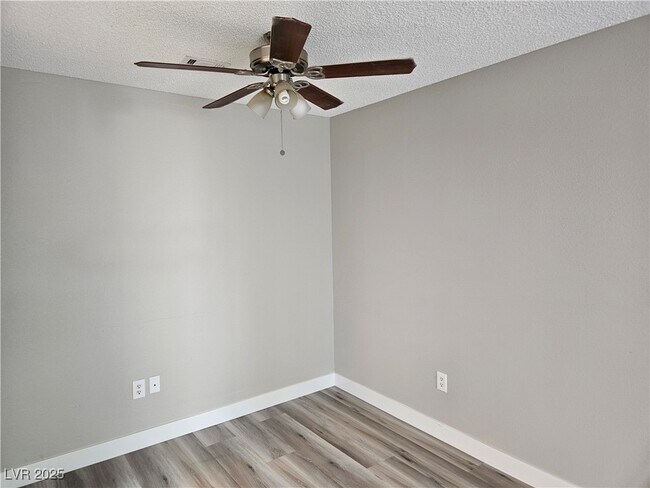7100 W Pirates Cove Rd in Las Vegas, NV - Building Photo - Building Photo
