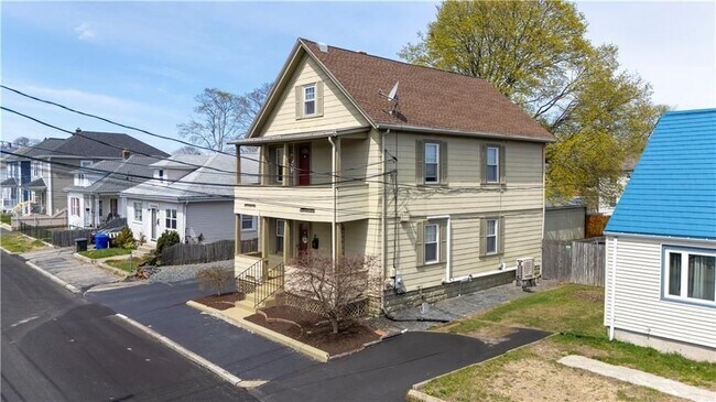 54 Harris St in Pawtucket, RI - Foto de edificio - Building Photo