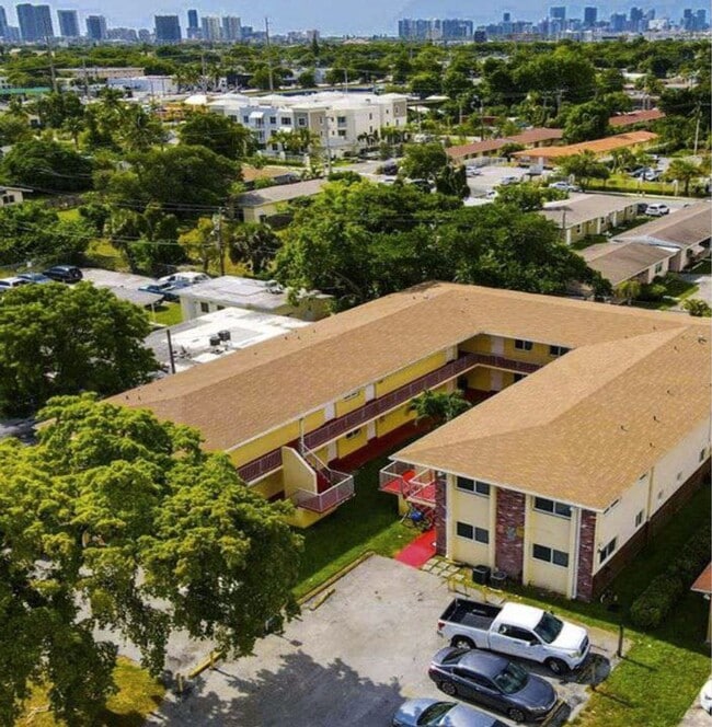 2220 Madison St Hollywood, FL 33020 in Hollywood, FL - Building Photo - Building Photo
