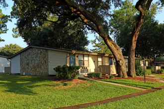 Broadview Oaks in Pensacola, FL - Foto de edificio - Building Photo