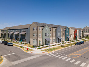 The Arrow Townhomes & Flats in Bozeman, MT - Foto de edificio - Building Photo