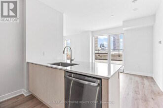 430-1430 Square One Dr in Mississauga, ON - Building Photo - Building Photo