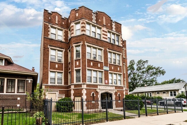 9000 S Bishop St Chicago, IL 60620 in Chicago, IL - Foto de edificio - Building Photo